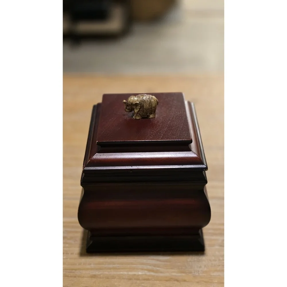 Vintage Wood‎ Box With 6 Coasters And Elephant Knob On Top